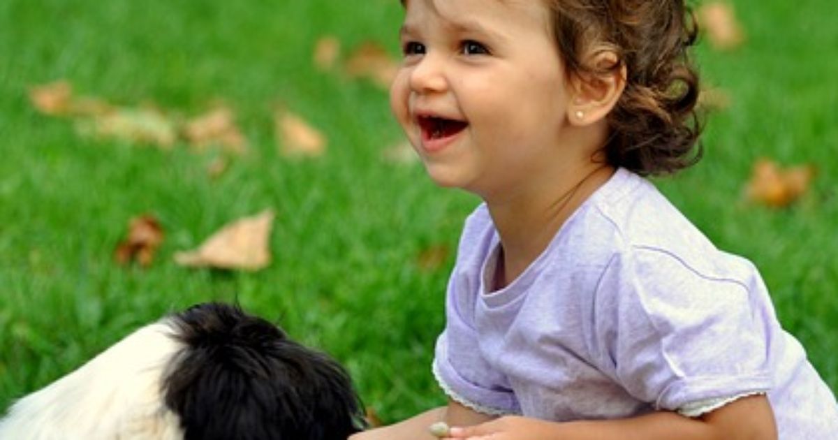 Dieser Hund beschützt die Tochter vor der Mutter