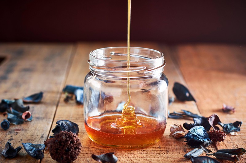 Auch Honig ist nicht tabu für den Vierbeiner – doch zu viel Zucker ist auch nicht gut.