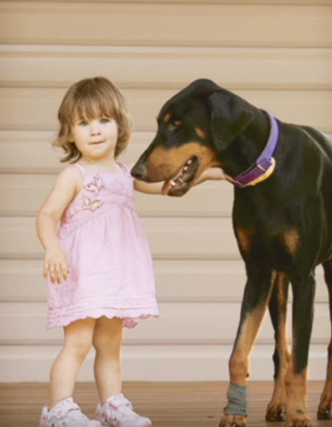 Charlotte und ihr Hund Khan sind echte Freunde, nachdem der Dobermann sie rette