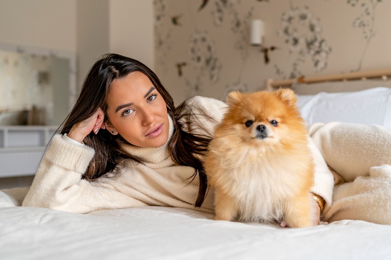 Eine Frau, die glücklich mit ihrem Hund ist, weil sie so gut zusammenpassen.