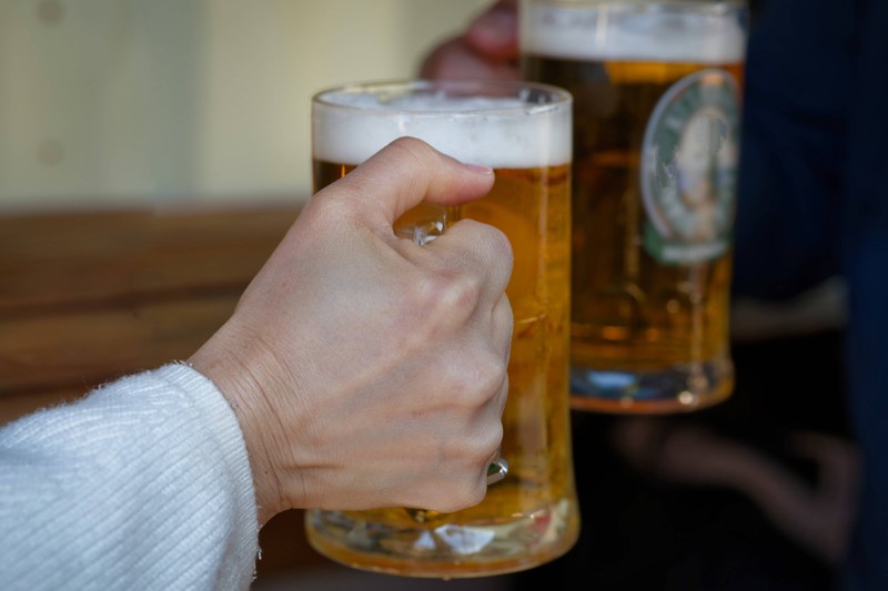 Mücken gehen aus verschiedenen Gründen lieber an Menschen, die Bier getrunken haben.