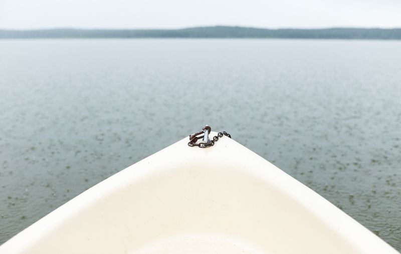 Seemann sieht Undefinierbares auf dem Wasser treiben