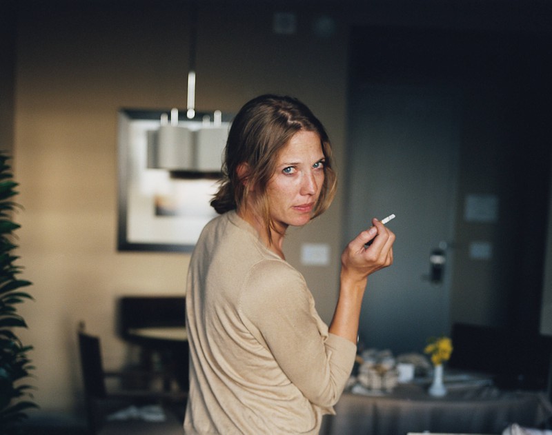 Dieses Bild zeigt eine Frau beim Rauchem.