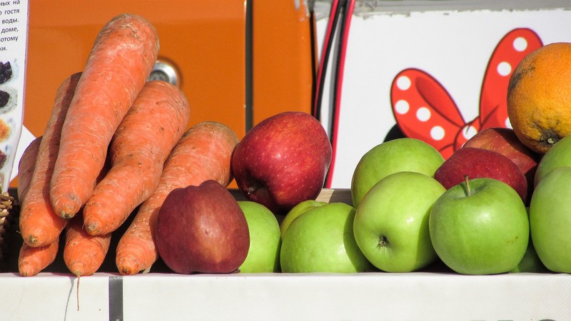 Karotten, rote und grüne Äpfel, Gemüse und Obst