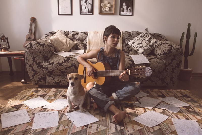 frau mit hund und gitarre