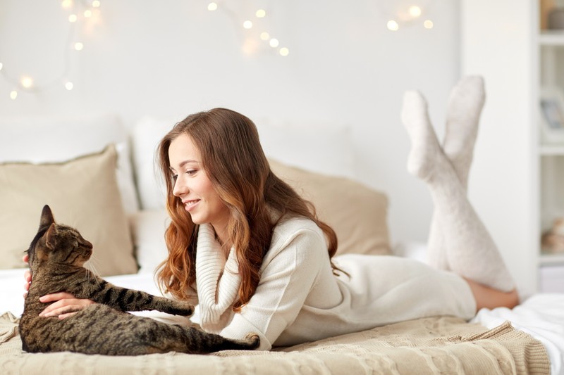 Jede Katzenbesitzerin kann individuell entscheiden, ob sie ihr Bett in der Nacht mit ihrer Samtpfote teilen will.