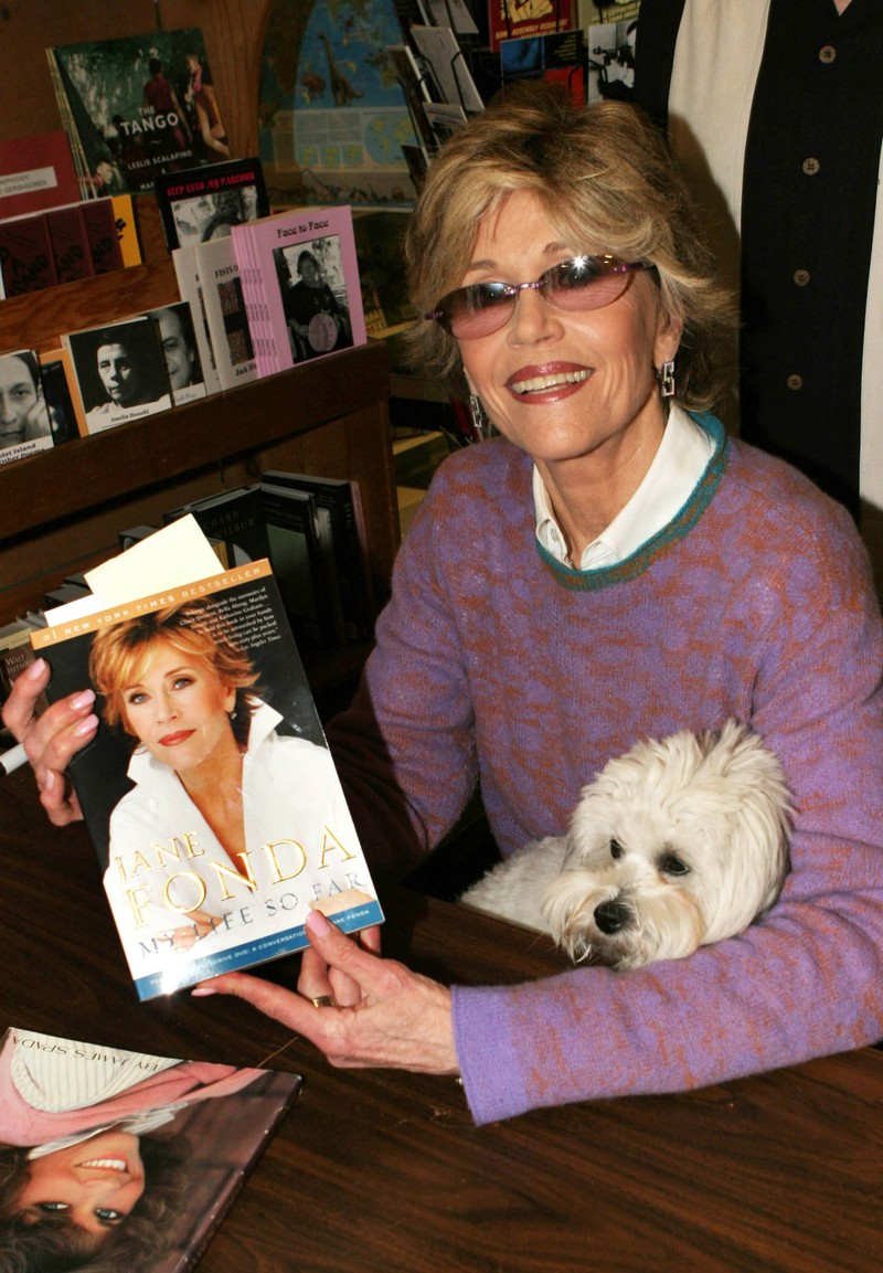 Star Jane Fonda signiert Bücher in Berkeley