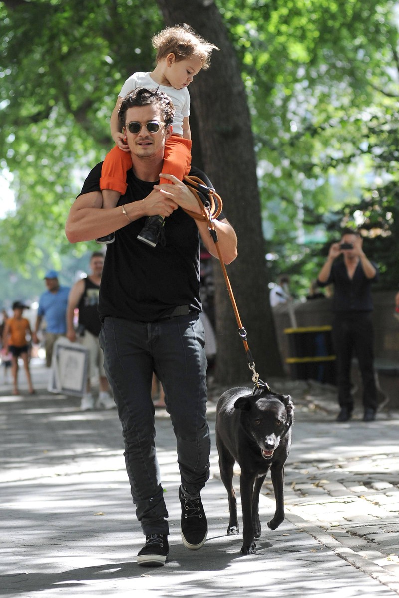 Star Orlando Bloom geht mit seinem Sohn und Hund in New York spazieren