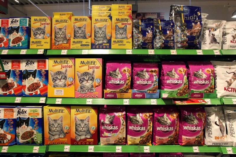 Katzenfutter im Supermarkt sollte man genau untersuchen.