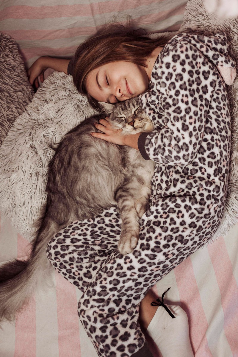 Darum schlafen Katzen gerne auf Menschen