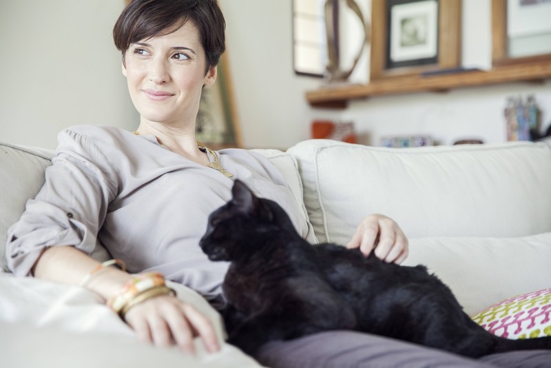 Einer schwangeren Katze wurde von einer Frau geholfen.