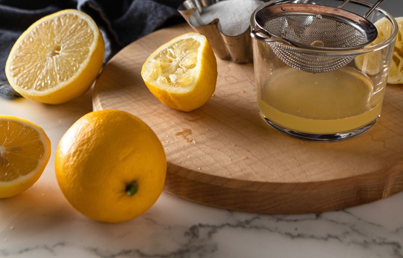 Ein Zitronensaft hilft Flecken zu entfernen