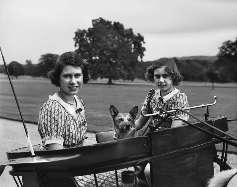 Queen Elizabeth mit ihrer jüngeren Schwester Margaret und ihrem ersten Corgi.