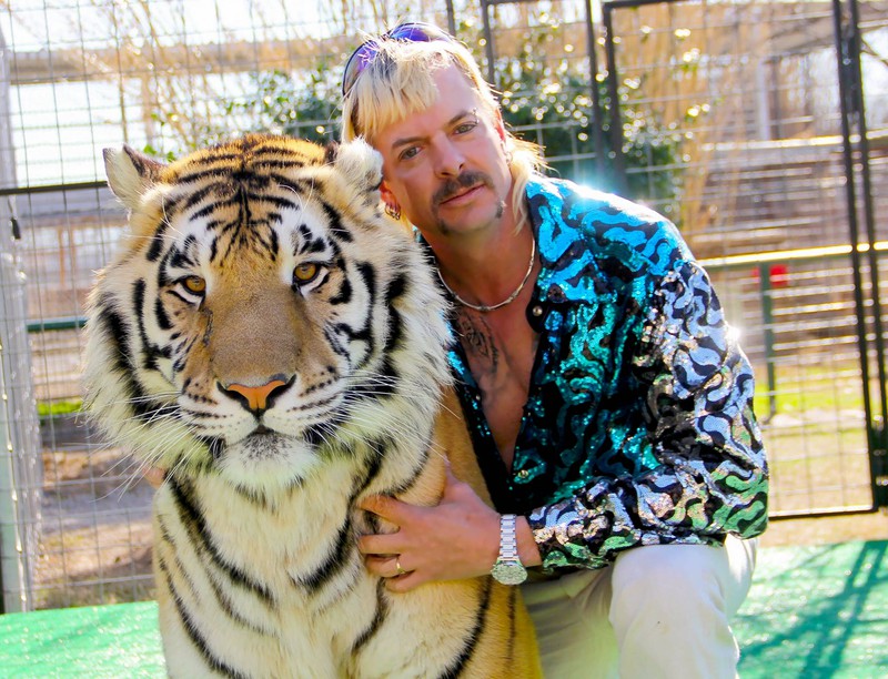 Joe Exotic mit seinem Tiger posieren für ein Foto