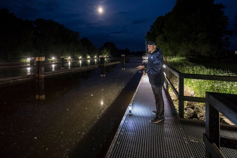 Ob Nachtangeln erlaubt ist, hängt vom Bundesland ab.